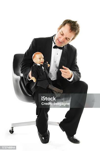 Mann Mit Seinem Puppentheaterfigur Stockfoto und mehr Bilder von Bauchredner - Bauchredner, Bauchrednerpuppe, Anzug