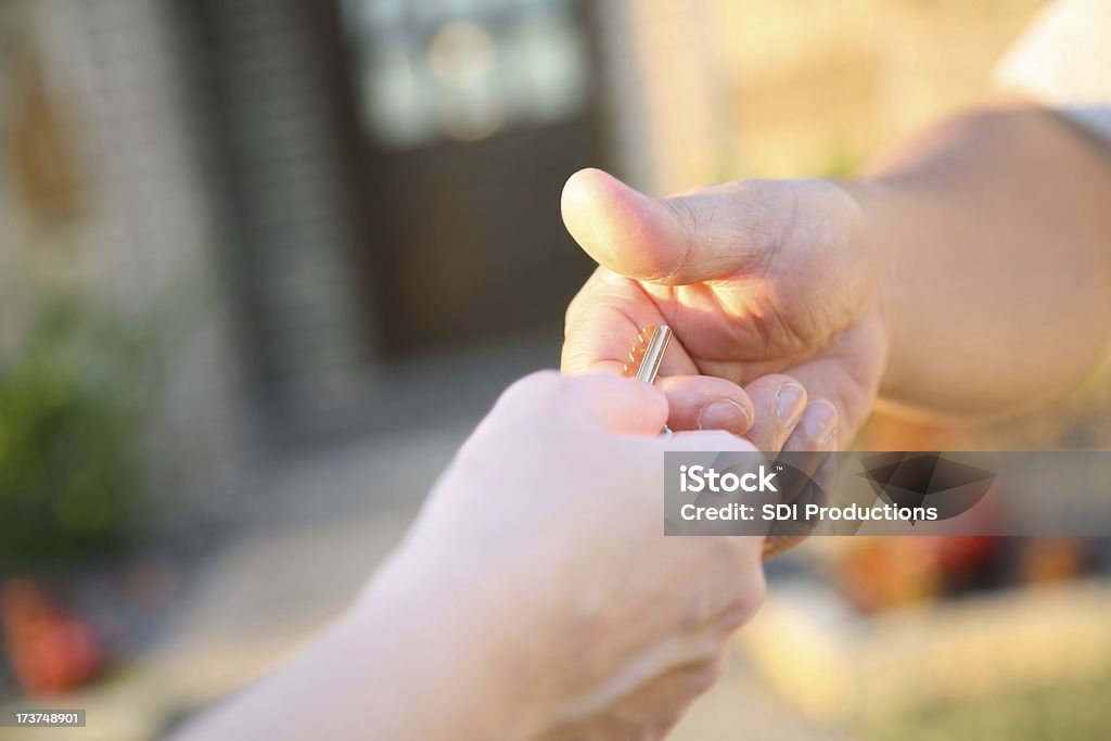 Propriétaires de recevoir la clé pour une nouvelle maison - Photo de Passer de main en main libre de droits