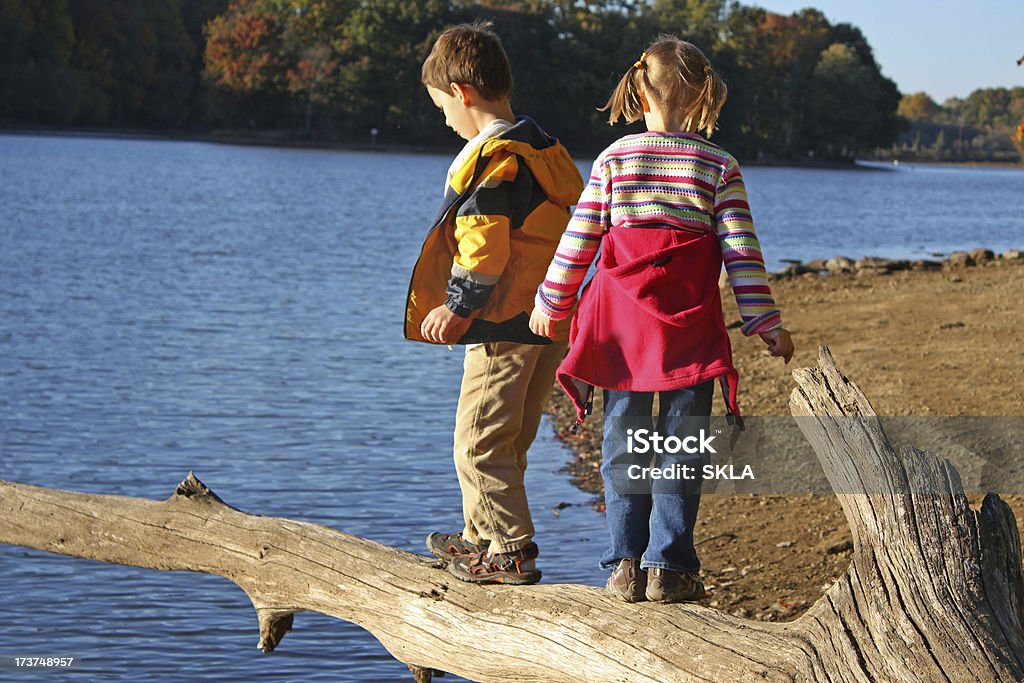 Niños jugando en el lago - Foto de stock de Niñas libre de derechos