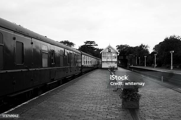 Platform I Wagonów - zdjęcia stockowe i więcej obrazów Czarno biały - Czarno biały, Dworzec, Fotografika
