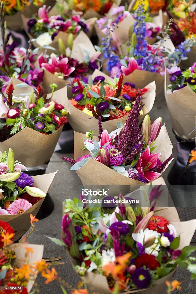 Arreglos frescos al aire libre en un mercado de flores - Foto de stock de Abundancia libre de derechos