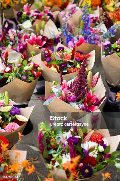 Arreglos Frescos Al Aire Libre En Un Mercado De Flores Foto de stock y más banco de imágenes de Abundancia