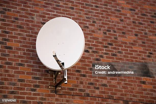 Спутниковая Антенна К Redbrick Стенаеще В Лайтбоксе Ниже — стоковые фотографии и другие картинки Телевизионная антенна