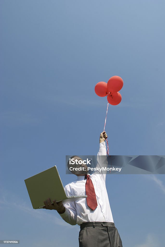 Hombre flota en cielo con globos y computadora portátil - Foto de stock de Adulto libre de derechos