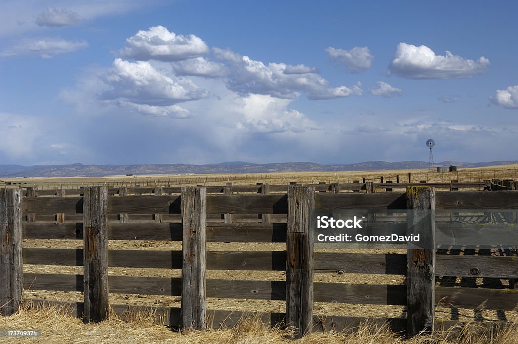 Cerca de fazenda, Moinho de Vento e céu nublado com fundo - Royalty-free Antigo Foto de stock