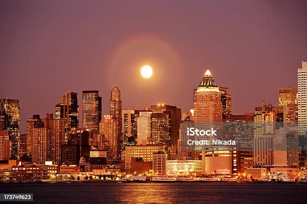 Horizonte De Nova Iorque - Fotografias de stock e mais imagens de Cidade de Nova Iorque - Cidade de Nova Iorque, Lua cheia, Ao Ar Livre