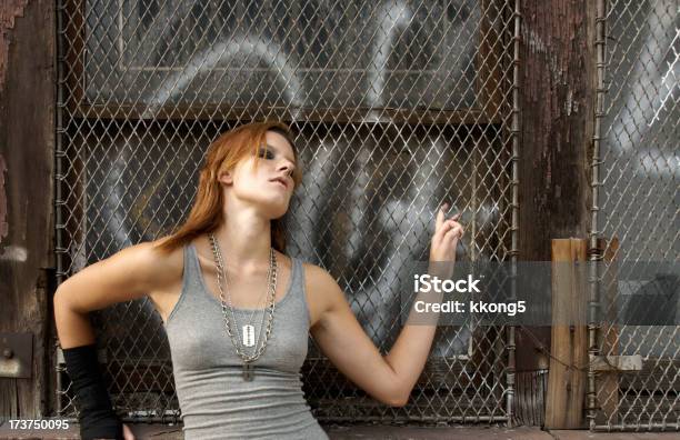 Dura Olhar Menina Na Definição Industrial - Fotografias de stock e mais imagens de Penso Rápido - Penso Rápido, Motociclista, Couro