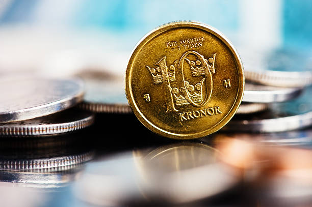 денежная единица швеции - number 10 gold business paper currency стоковые фото и изображения