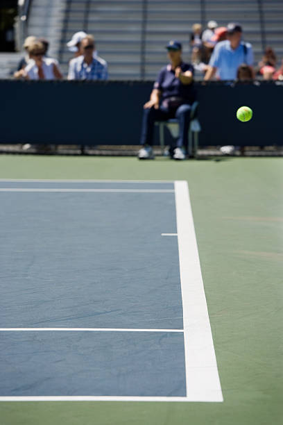 テニスボールのアウト - tennis court action toughness ストックフォトと画像