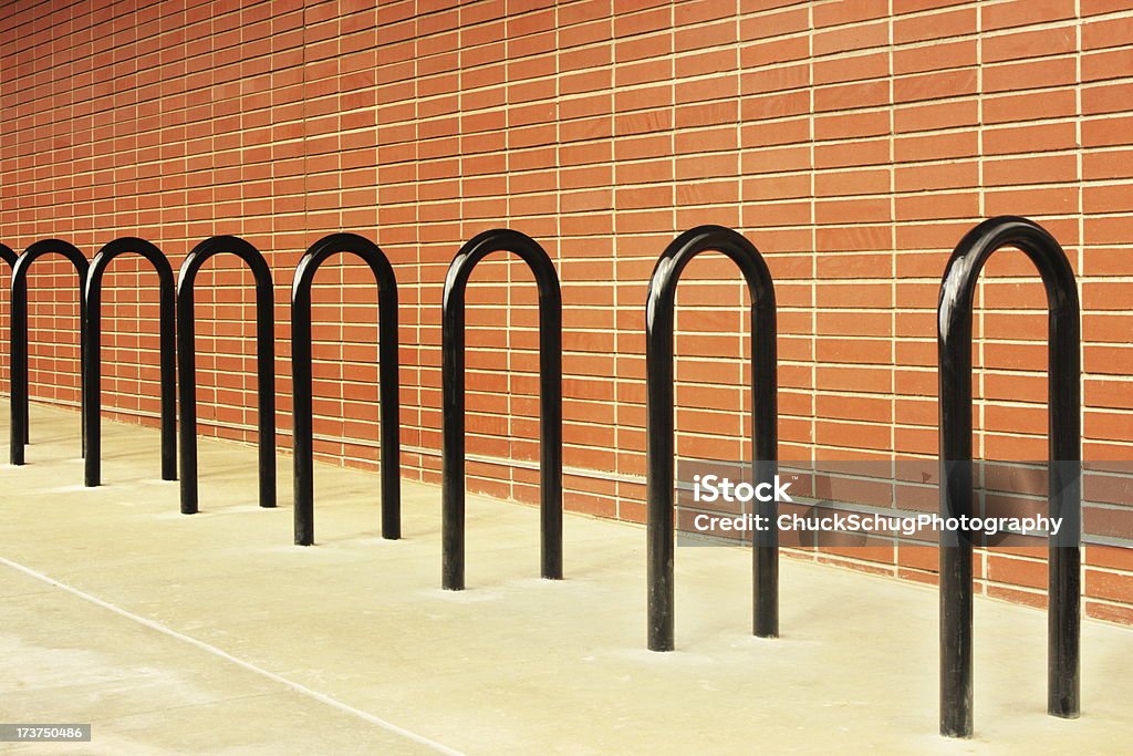 Stojak na rowery cegły fasadą betonu Chodnik - Zbiór zdjęć royalty-free (Stojak na rowery)