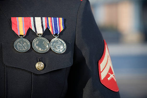 forze armate uniforme primo piano con medaglie e badge, copyspace - marines uniform medal armed forces foto e immagini stock