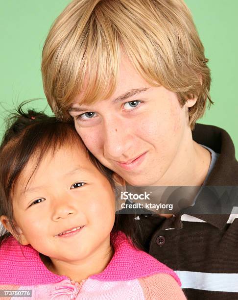 Zbliżenie Z Brat I Siostra - zdjęcia stockowe i więcej obrazów Adopcja - Adopcja, Azjaci, Brat