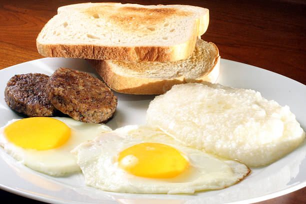 prima colazione abbondante - breakfast eggs fried egg sausage foto e immagini stock