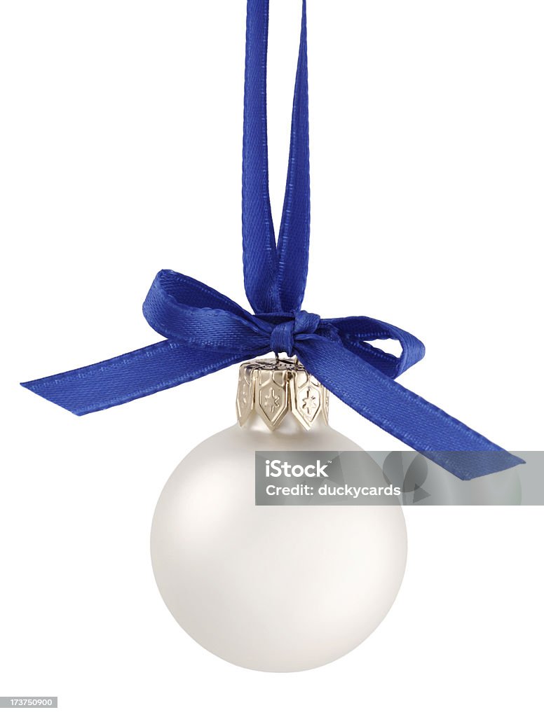Boule de Noël avec ruban blanc - Photo de A la mode libre de droits