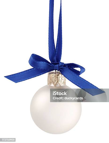 Bola De Árvore De Natal Com Fita Branca - Fotografias de stock e mais imagens de Azul - Azul, Beleza, Bola de Árvore de Natal