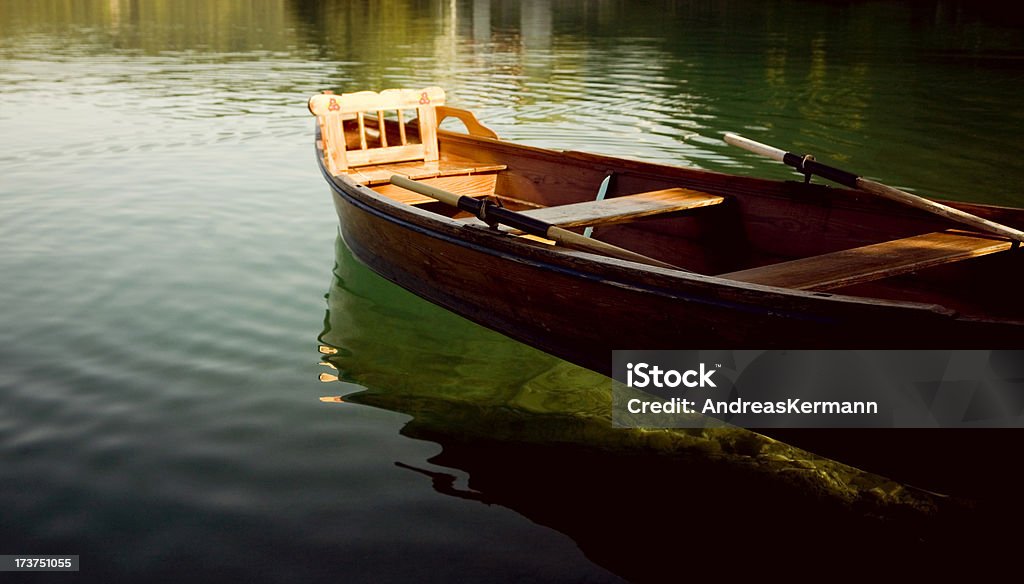 Remar um barco no Lago claro - Royalty-free Barco a Remos Foto de stock