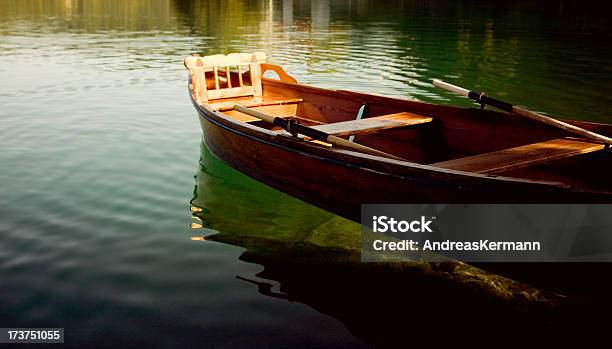 Remar Um Barco No Lago Claro - Fotografias de stock e mais imagens de Barco a Remos - Barco a Remos, Beira d'Água, Canoa
