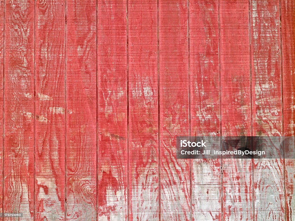 Textura de la pared de madera roja granulada cara - Foto de stock de Aire libre libre de derechos