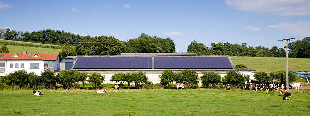 farm con un panel solar - eos5d fotografías e imágenes de stock