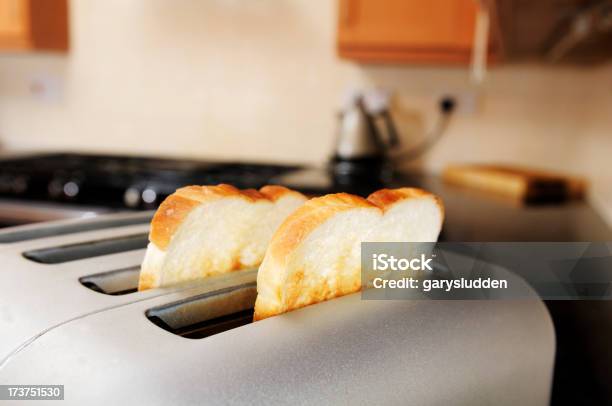 Toast Auffälligen Von Toaster Stockfoto und mehr Bilder von Toaster - Toaster, Toastbrot, Bauwerk