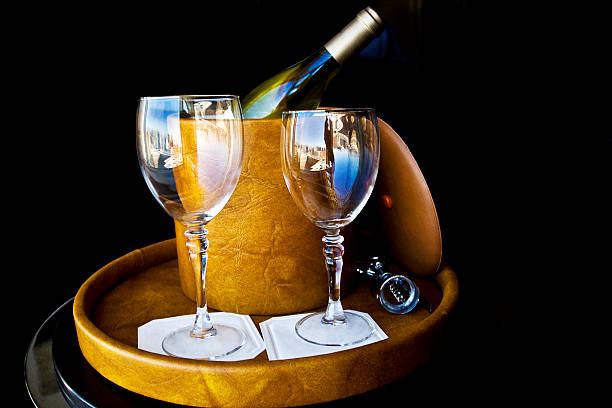 las vegas reflets de bouteille de champagne cristal et goblets. - wineglass glass crystal studio shot photos et images de collection