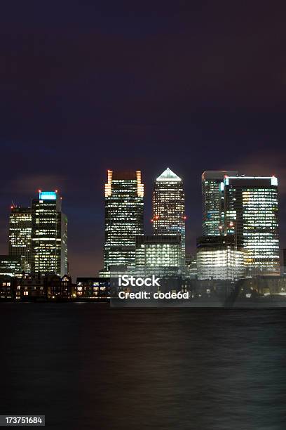 Foto de Canary Wharf Em Londres Centro Financeiro À Noite O Espaço Para Texto e mais fotos de stock de Alto - Descrição Geral