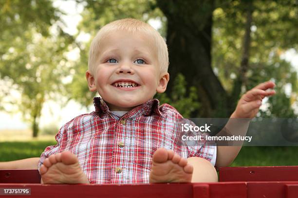 Foto de Jovem Rapaz Olhando Com Um Sorriso e mais fotos de stock de 2-3 Anos - 2-3 Anos, Aluno de Jardim de Infância, Aspiração