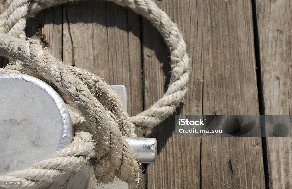 Corda collegare al dock per gite in barca - Foto stock royalty-free di Alluminio