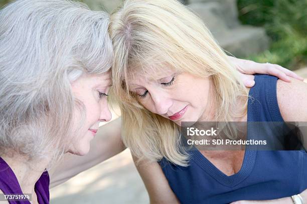 Due Amiche Pregare Con Un Altro - Fotografie stock e altre immagini di Consolare - Consolare, Amicizia tra donne, Terza età