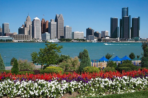 South of the border ... from the US lies - yes, Canada: This is Riverfront Park in Windsor, with the Skyline of Detroit as background. Windsor, Ontario, is actually south of Detroit, Michigan