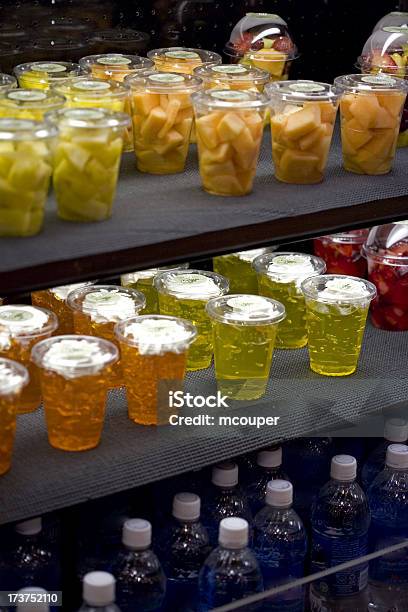 Caja De Exhibición De Frutas Foto de stock y más banco de imágenes de Agua - Agua, Alimento, Bebida