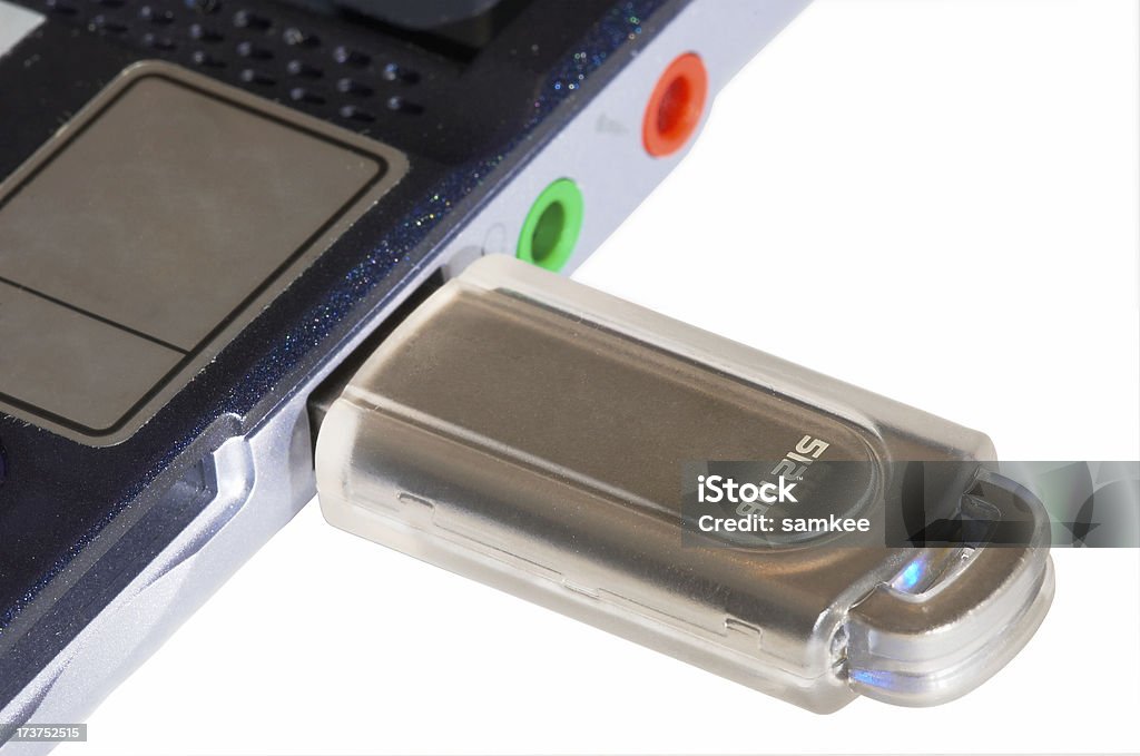 Dysk Flash podłączonego do notebooka (z izolacją - Zbiór zdjęć royalty-free (Pamięć USB)