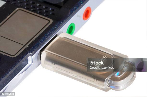Dysk Flash Podłączonego Do Notebooka Z Izolacją - zdjęcia stockowe i więcej obrazów Pamięć USB - Pamięć USB, Akta, Biuro