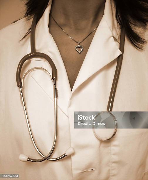 Pielęgniarka - zdjęcia stockowe i więcej obrazów Naszyjnik - Naszyjnik, Zawód pielęgniarski, Akcesorium osobiste