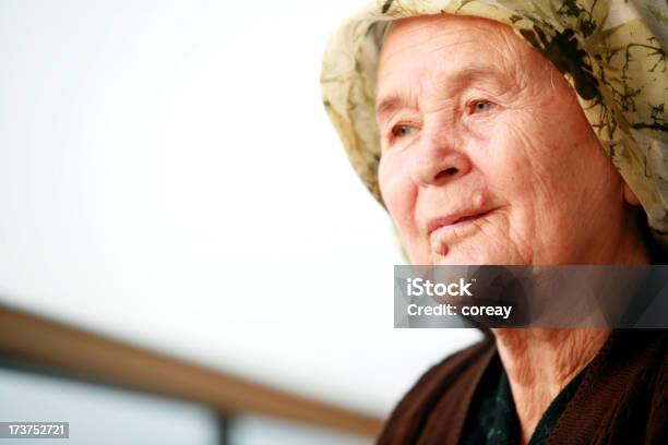 Retrato De Mulher De - Fotografias de stock e mais imagens de Adulto - Adulto, Adulto maduro, Ao Ar Livre