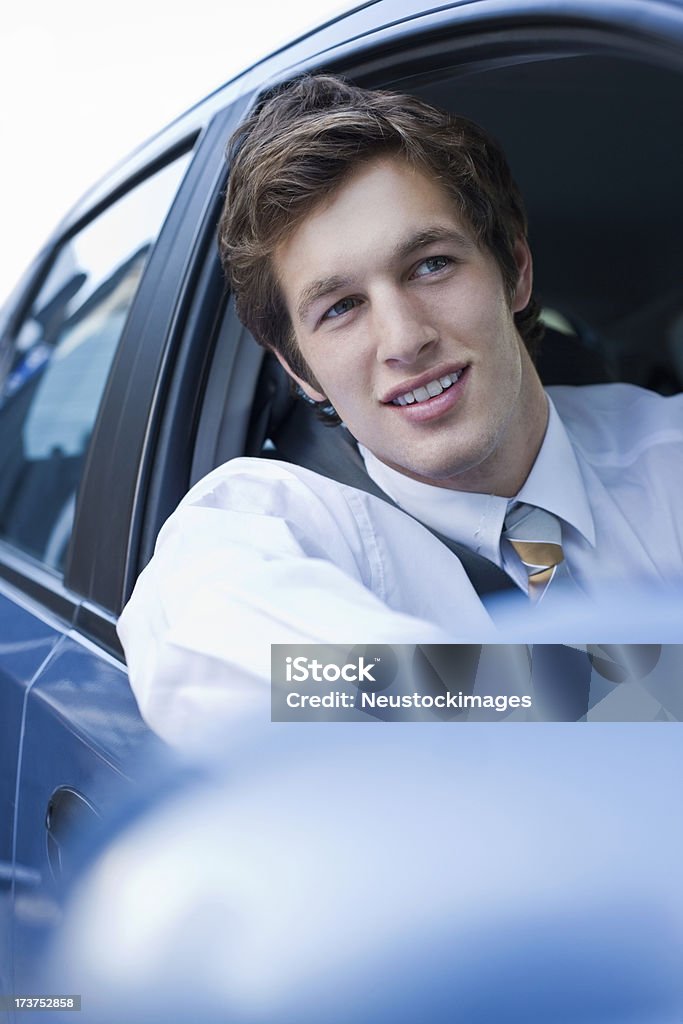 Beau jeune homme d'affaires en voiture - Photo de 20-24 ans libre de droits
