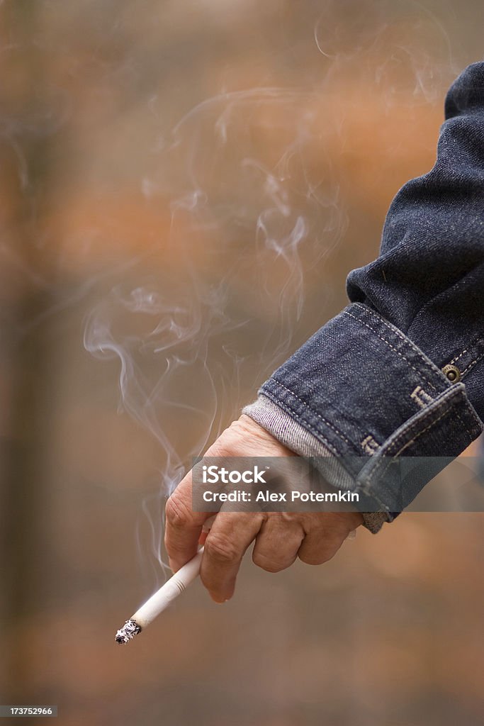 Mano di donna con sigaretta - Foto stock royalty-free di Donne anziane