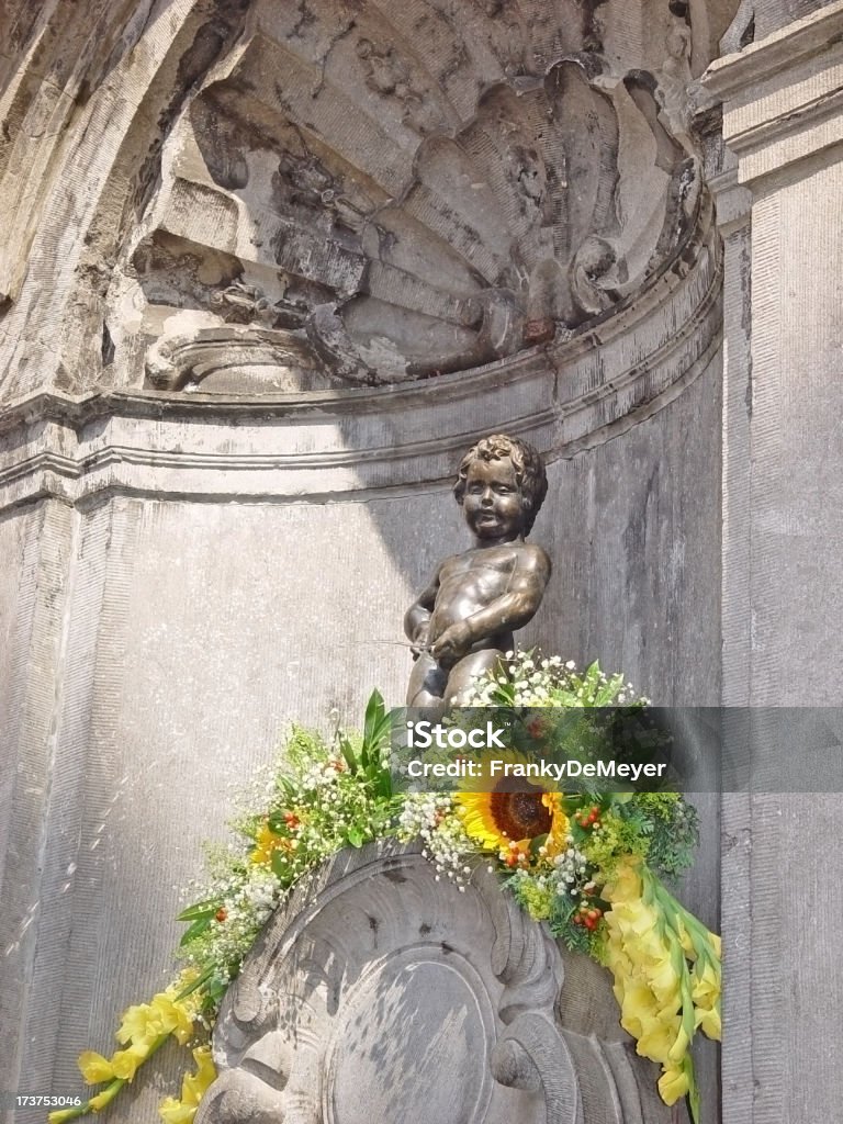 El Manneke Pis estatua en Bruselas con sunflowers - Foto de stock de Actividades recreativas libre de derechos