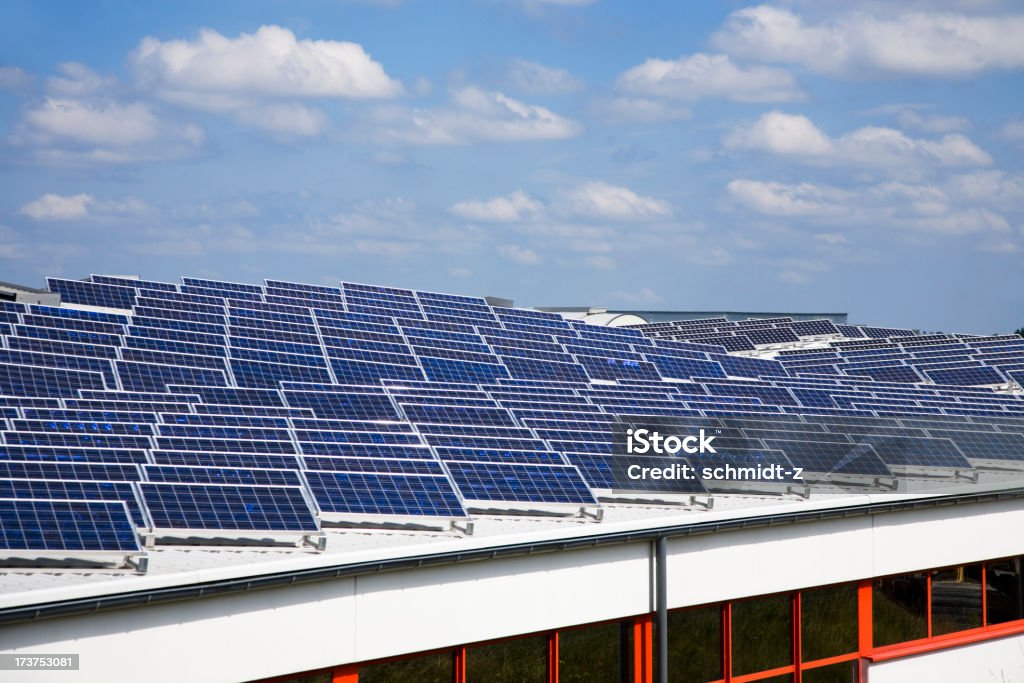 공장요, 다수의 태양열 패널 - 로열티 프리 지붕 스톡 사진