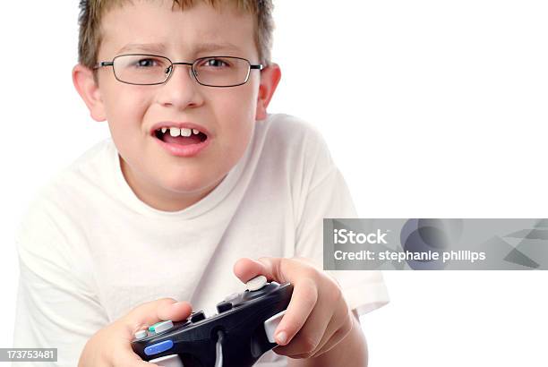 Young Boy Spielen Eines Videospiels Mit Verwirrtem Look Stockfoto und mehr Bilder von Freizeitspiel