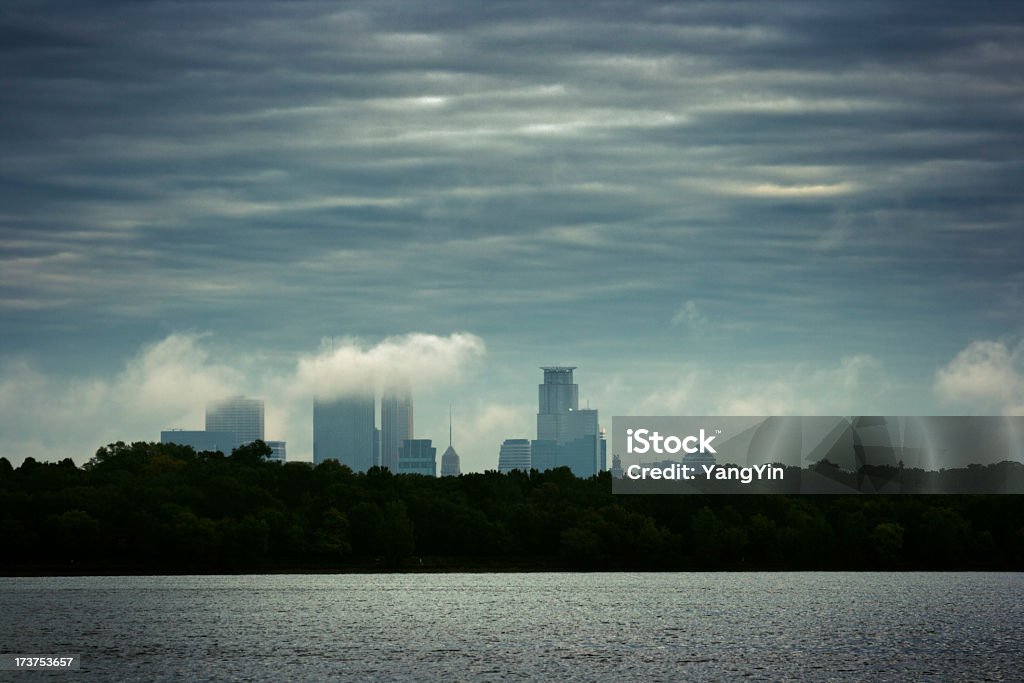 Minneapolis Downtown mañana lluvia y el paisaje de niebla en nublado, Minnesota - Foto de stock de Minneápolis libre de derechos
