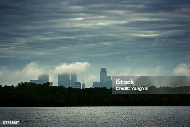 Minneapolis Downtown Mañana Lluvia Y El Paisaje De Niebla En Nublado Minnesota Foto de stock y más banco de imágenes de Minneápolis