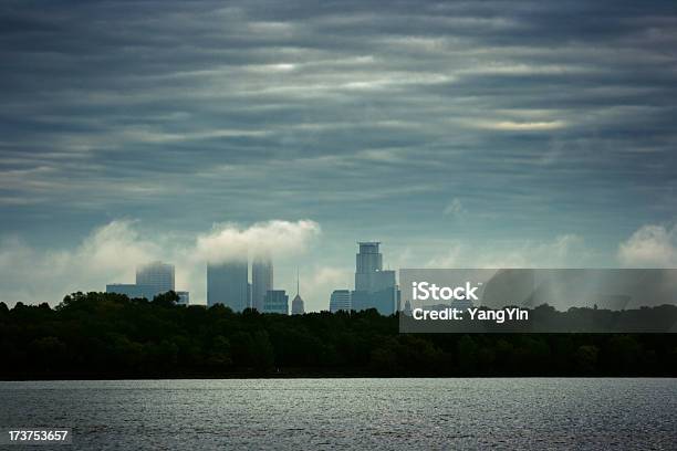 Foto de Minneapolis Downtown Dias De Chuva E Neblina Na Paisagem Nublada Minnesota e mais fotos de stock de Mineápolis