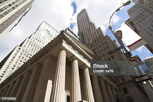 Nassau E Wall Street Horizonte - Fotografias de stock e mais imagens de Atividade bancária - Atividade bancária, Valores e Ações, Alto - Descrição Física