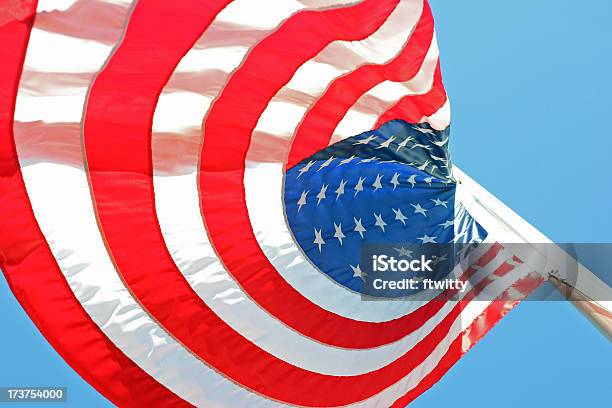 Американский Флаг 1 — стоковые фотографии и другие картинки Американская культура - Американская культура, Величественный, Ветер