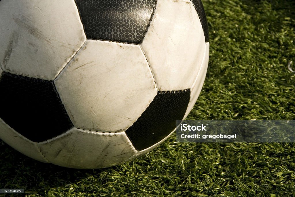 Fußball ball auf grünem Gras - Lizenzfrei Fotografie Stock-Foto