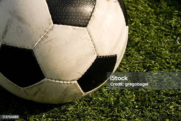 Fußball Ball Auf Grünem Gras Stockfoto und mehr Bilder von Fotografie - Fotografie, Freizeit, Freizeitaktivität