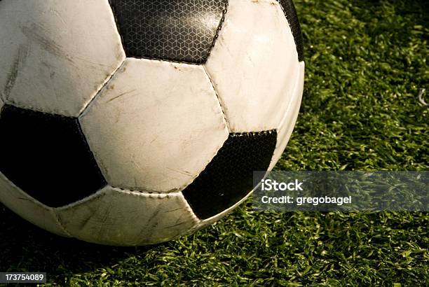 Soccer Ball On Green Grass Foto de stock y más banco de imágenes de Actividades recreativas - Actividades recreativas, Aire libre, Campo - Lugar deportivo