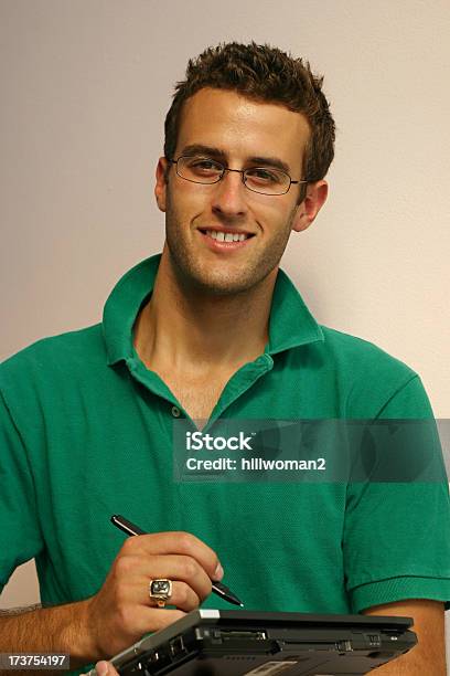 Hombre Joven Con Ordenador Foto de stock y más banco de imágenes de Adolescente - Adolescente, Adulto, Alegre