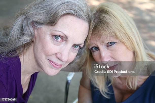 Zwei Besorgt Frau Putting Ihre Köpfe Zusammengesteckt Stockfoto und mehr Bilder von 60-69 Jahre